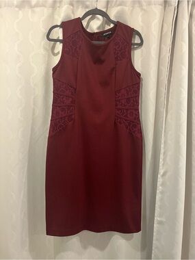 Jessica Sleeveless Lace-Panel Midi Dress in Wine